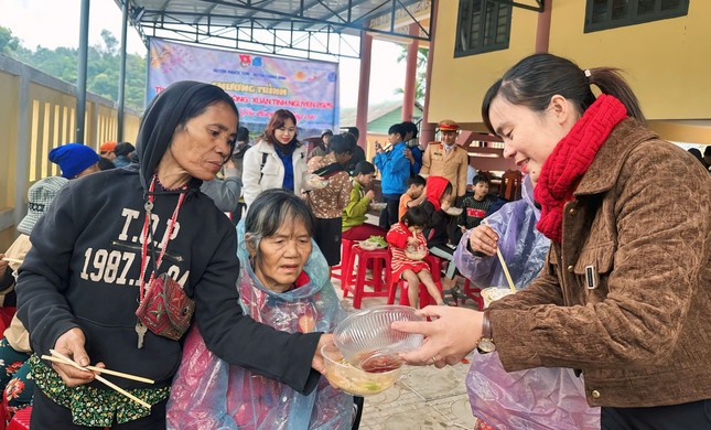 Bạn trẻ tình nguyện đội mưa lên núi cắt tóc, nấu mì, lì xì cho trẻ ảnh 8