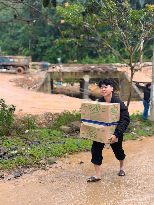 Bạn trẻ tình nguyện đội mưa lên núi cắt tóc, nấu mì, lì xì cho trẻ ảnh 15