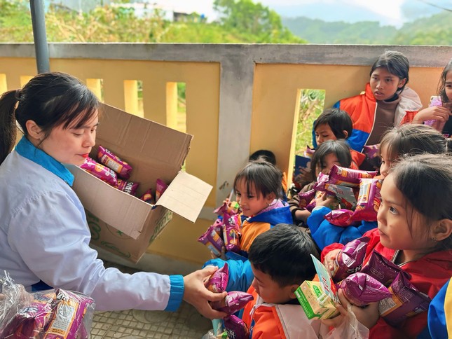 Bạn trẻ tình nguyện đội mưa lên núi cắt tóc, nấu mì, lì xì cho trẻ ảnh 4