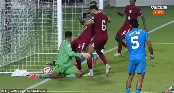 ĐT Qatar ghi “bàn thắng ma” khiến ĐT Ấn Độ bị loại, netizen đòi “treo còi” trọng tài ảnh 2