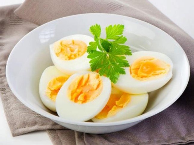 Luộc trứng sai cách có thể gây ngộ độc khi ăn ảnh 1