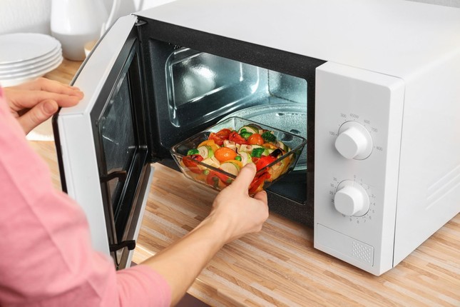 Hâm nóng thực phẩm bằng lò vi sóng nhớ kỹ những điều này kẻo biến món ngon thành 'thuốc độc' ảnh 1