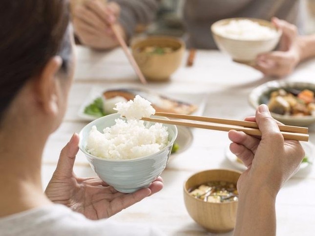 Những sai lầm dễ mắc phải khi ăn cơm có thể khiến bạn 'rước bệnh vào thân' ảnh 1