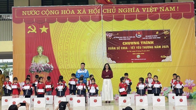 Trao tặng bản đồ Tổ quốc và quà Tết cho học sinh khó khăn tại Hà Nội ảnh 1