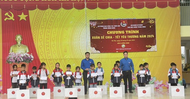 Trao tặng bản đồ Tổ quốc và quà Tết cho học sinh khó khăn tại Hà Nội ảnh 2
