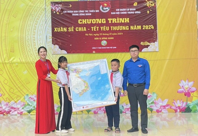 Trao tặng bản đồ Tổ quốc và quà Tết cho học sinh khó khăn tại Hà Nội ảnh 3