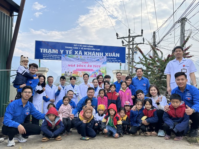 Mang mùa đông ấm lên 10 xã khó khăn vùng núi Cao Bằng ảnh 2