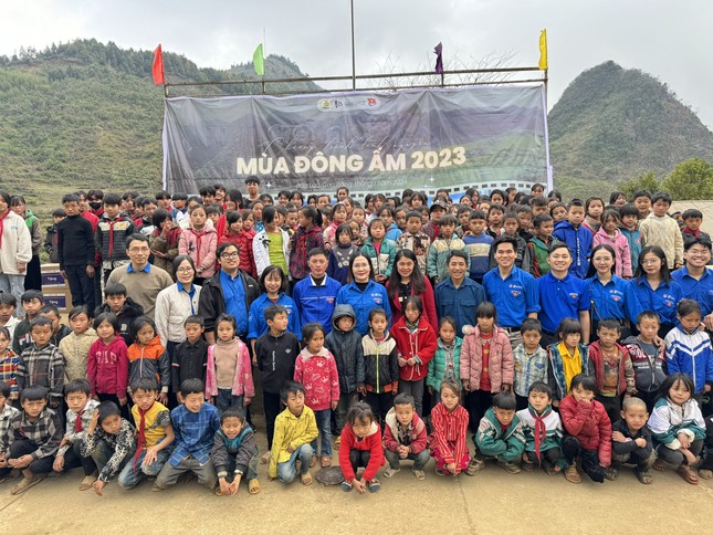 Mang mùa đông ấm lên 10 xã khó khăn vùng núi Cao Bằng ảnh 1