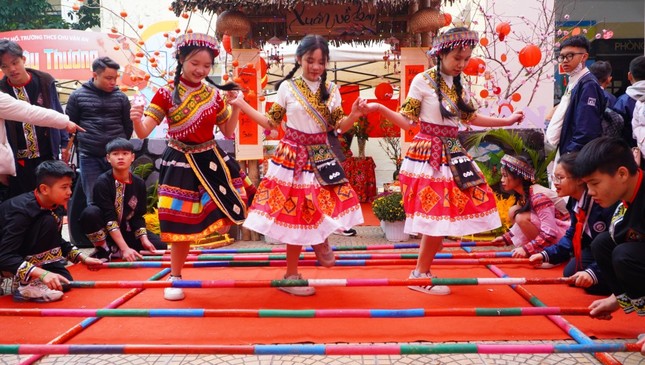 Thiếu nhi Thủ đô thi gói bánh chưng, trang trí ngày Tết ảnh 1