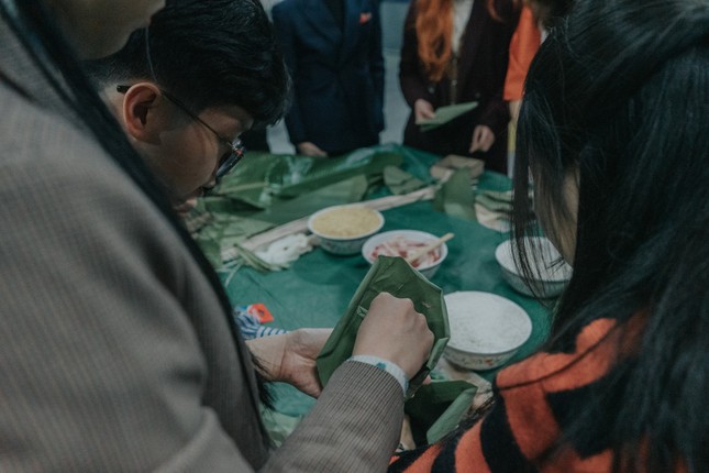 Sinh viên Việt Nam tại Pháp gói bánh chưng đón Tết cổ truyền dân tộc ảnh 3