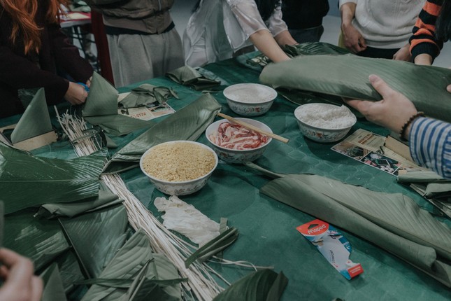 Sinh viên Việt Nam tại Pháp gói bánh chưng đón Tết cổ truyền dân tộc ảnh 2