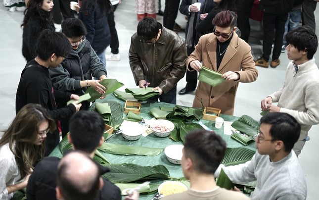 Sinh viên Việt Nam tại Pháp gói bánh chưng đón Tết cổ truyền dân tộc ảnh 1