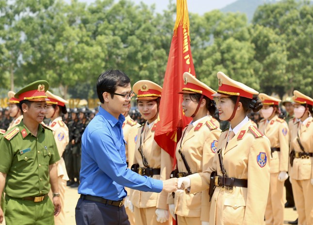 Trung ương Đoàn thăm đoàn viên, thanh niên tập luyện chuẩn bị lễ diễu binh kỷ niệm 70 năm chiến thắng Điện Biên Phủ ảnh 1