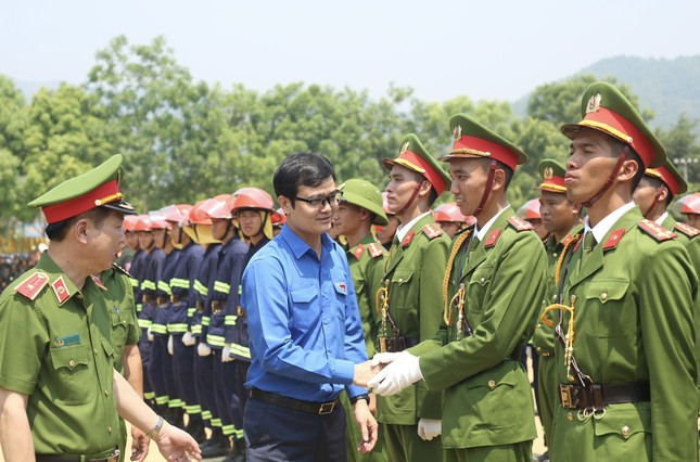Trung ương Đoàn thăm đoàn viên, thanh niên tập luyện chuẩn bị lễ diễu binh kỷ niệm 70 năm chiến thắng Điện Biên Phủ ảnh 3