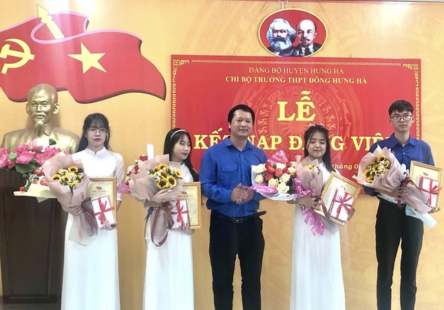 Nhiều học sinh Thái Bình được kết nạp Đảng dịp kỷ niệm 70 năm Chiến thắng Điện Biên Phủ ảnh 2