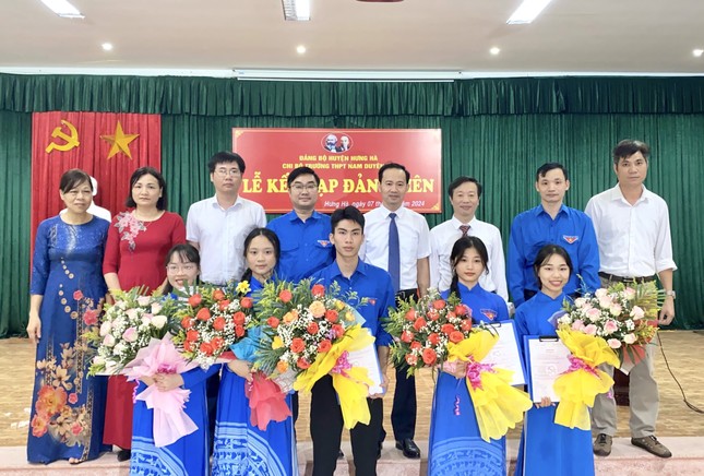 Nhiều học sinh Thái Bình được kết nạp Đảng dịp kỷ niệm 70 năm Chiến thắng Điện Biên Phủ ảnh 1