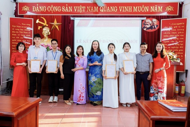 Nhiều học sinh Thái Bình được kết nạp Đảng dịp kỷ niệm 70 năm Chiến thắng Điện Biên Phủ ảnh 3