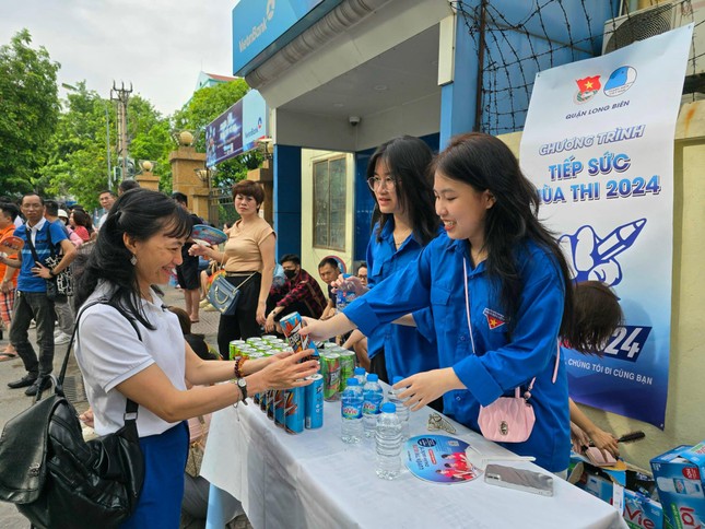 Trung ương Hội Sinh viên Việt Nam thăm, động viên đội hình tiếp sức mùa thi tại Hà Nội ảnh 3