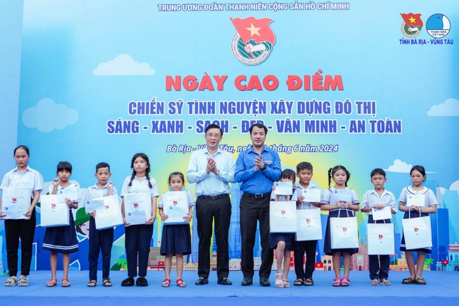 Hàng triệu chiến sĩ tình nguyện thực hiện ngày cao điểm xây dựng đô thị văn minh ảnh 2