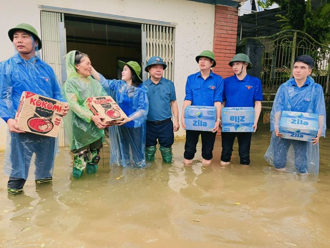 Tuổi trẻ Thủ đô trao tặng xuồng hơi gắn máy và nhu yếu phẩm cho bà con vùng lũ ảnh 4