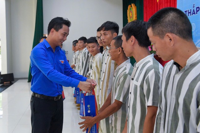 NSND Xuân Bắc giao lưu với các phạm nhân tại trại giam Thanh Xuân ảnh 1