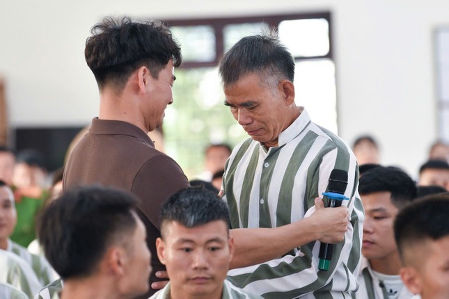 NSND Xuân Bắc giao lưu với các phạm nhân tại trại giam Thanh Xuân ảnh 6