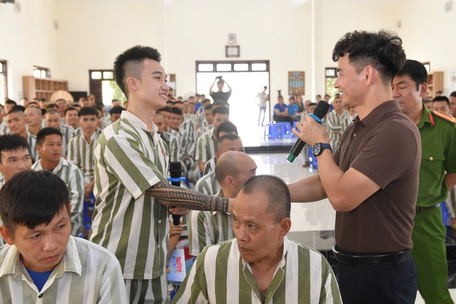 NSND Xuân Bắc giao lưu với các phạm nhân tại trại giam Thanh Xuân ảnh 5
