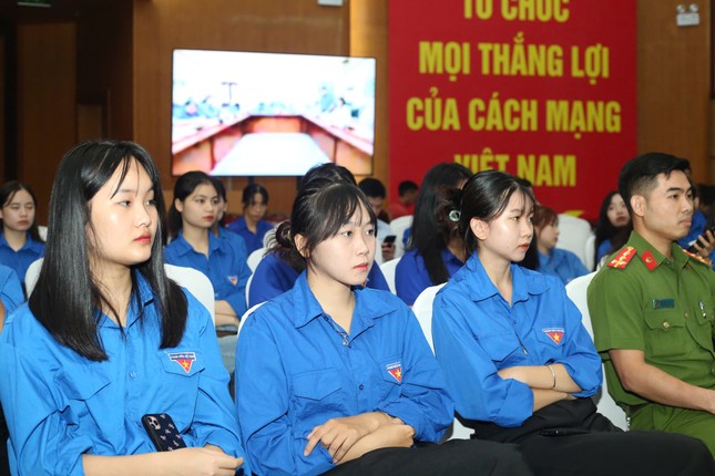 Xây dựng đội ngũ cán bộ, công chức, viên chức hết lòng phụng sự Tổ quốc ảnh 4