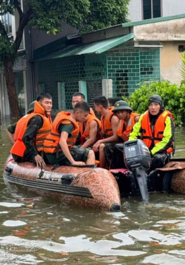 Câu lạc bộ xuồng hơi Hà Nội vào tâm lũ hỗ trợ người dân ảnh 1