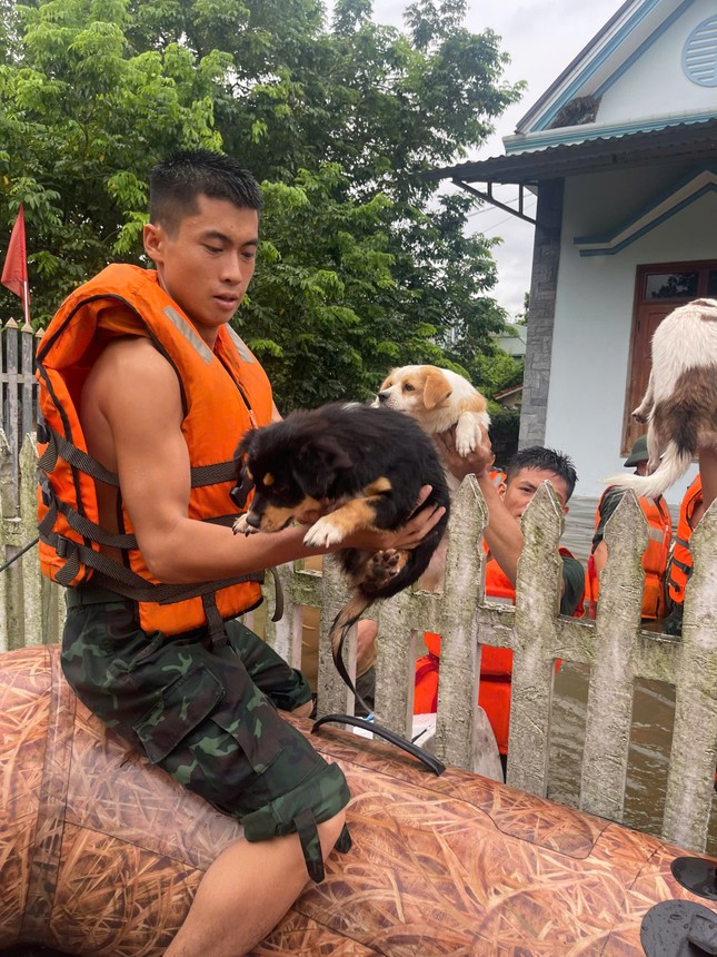 Câu lạc bộ xuồng hơi Hà Nội vào tâm lũ hỗ trợ người dân ảnh 3