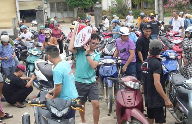 Tình nguyện viên thay dầu, sửa xe máy miễn phí cho bà con vùng lũ lụt ảnh 2