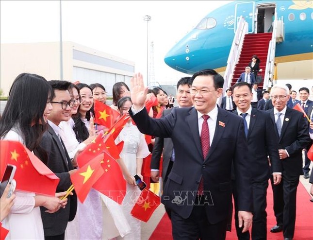 Chủ tịch Quốc hội đến Thủ đô Bắc Kinh, bắt đầu chuyến thăm chính thức Trung Quốc ảnh 1