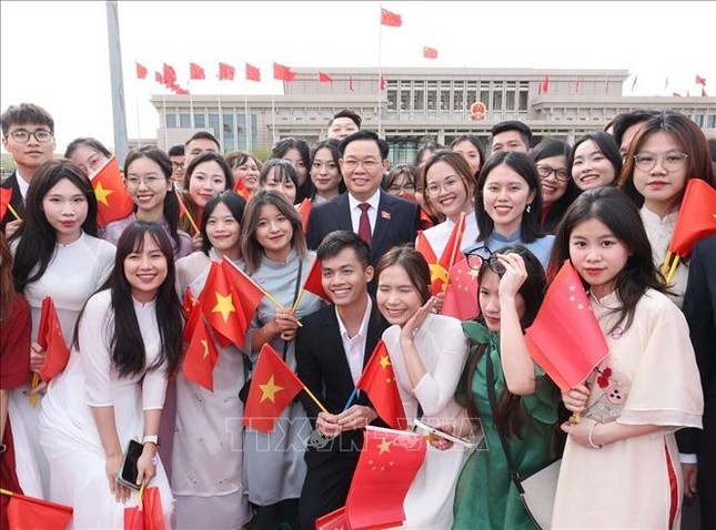 Chủ tịch Quốc hội đến Thủ đô Bắc Kinh, bắt đầu chuyến thăm chính thức Trung Quốc ảnh 2