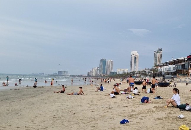 Bãi biển Đà Nẵng vắng vẻ sau những ngày đông nghịt người ảnh 13