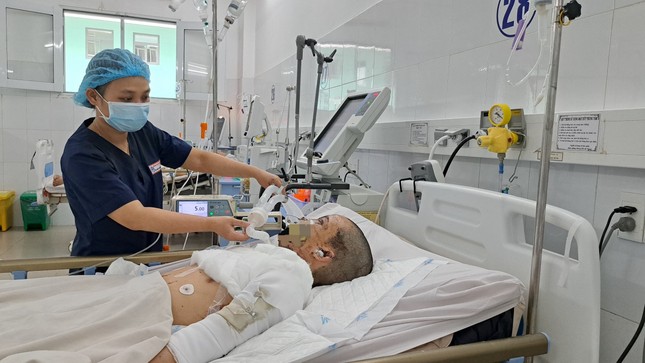 Chơi pháo, bé trai 12 tuổi vỡ ruột, nát tay ảnh 2