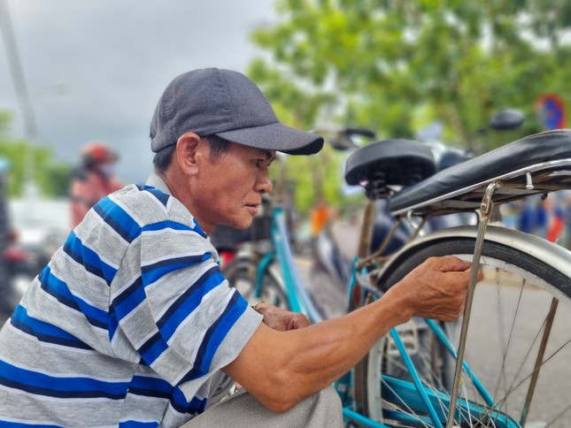 Cha nghèo đạp xe \'cà tàng\' chở con đi thi giữa phố Đà Nẵng ảnh 2