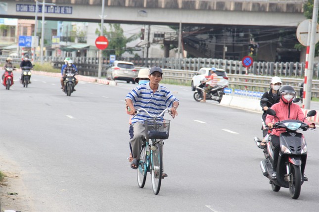 Cha nghèo đạp xe \'cà tàng\' chở con đi thi giữa phố Đà Nẵng ảnh 1