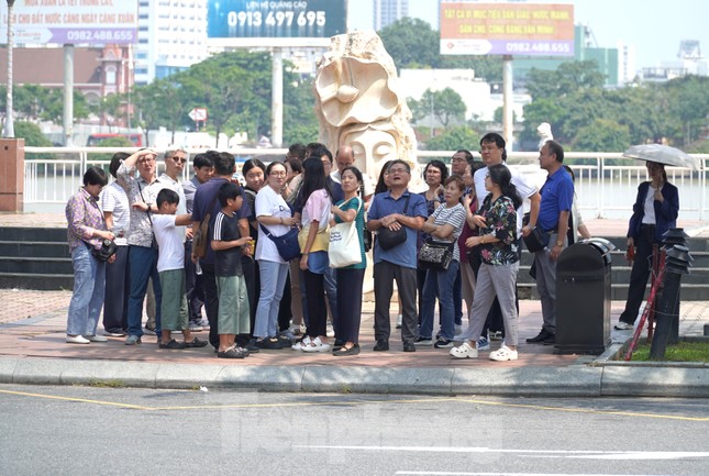 Khách du lịch ùn ùn đến Đà Nẵng ‘tặng’ hơn 30.000 tỷ đồng ảnh 1