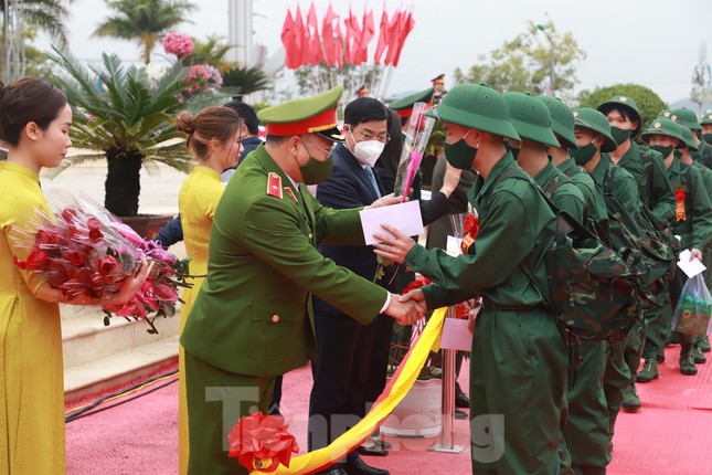 Thứ trưởng Bộ Công an dự Lễ giao nhận quân tại Bắc Giang ảnh 1