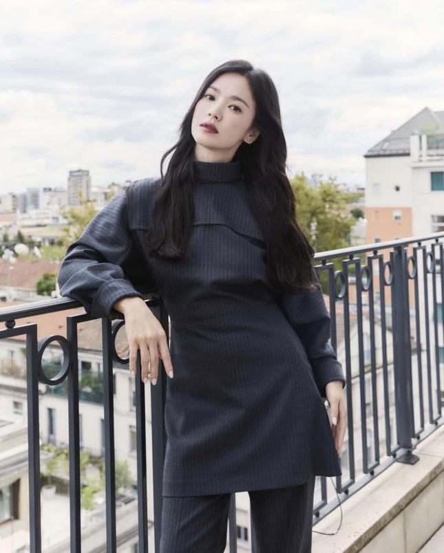 Song Hye Kyo tại Milan Fashion Week: Đánh "môi thâm" đẹp chất ngất, đầy ma mị ảnh 2