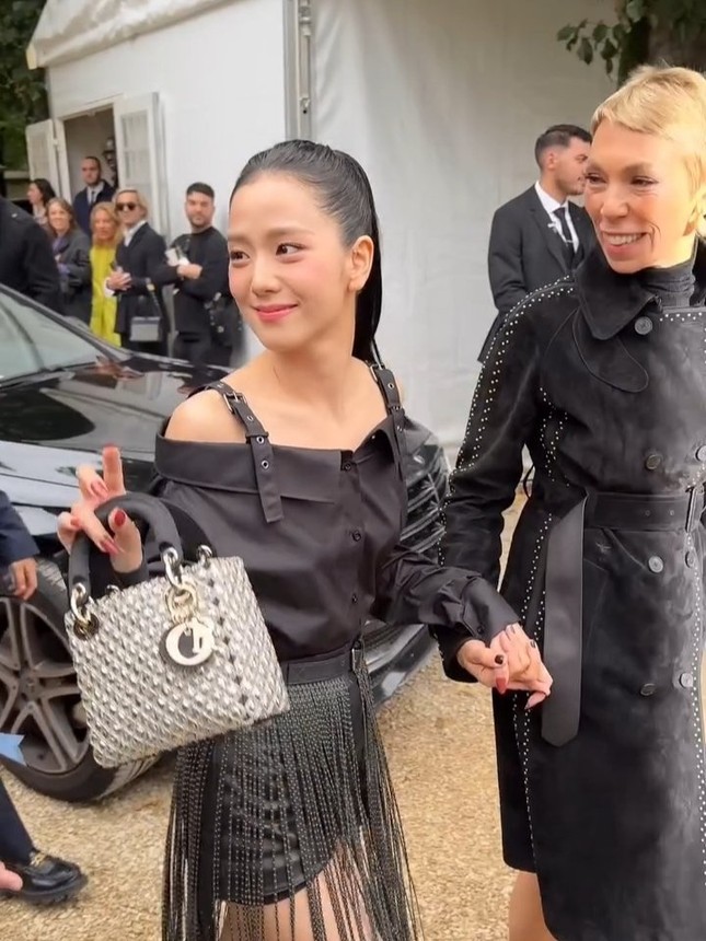 Paris Fashion Week: "Lady Dior" Jisoo BLACKPINK thoát kiếp tóc duỗi nhàm chán ảnh 2