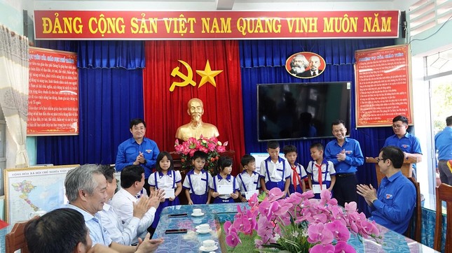 Bí thư thứ nhất Trung ương Đoàn thăm, tặng quà các đội thanh niên tình nguyện ảnh 4