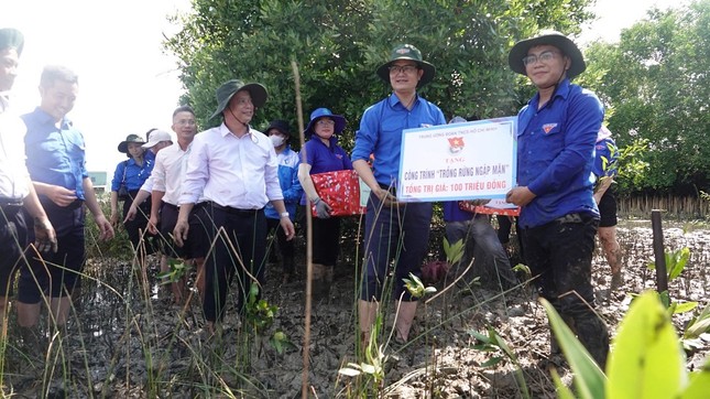 Bí thư thứ nhất Trung ương Đoàn thăm, tặng quà các đội thanh niên tình nguyện ảnh 5