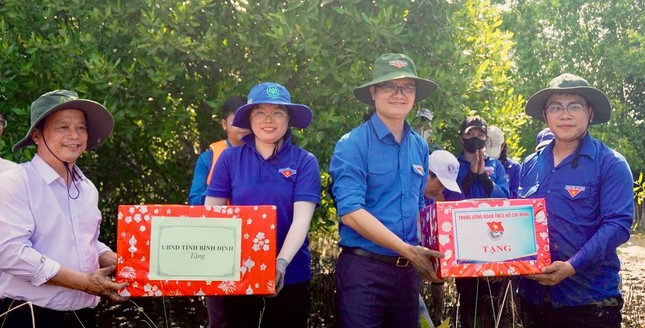 Bí thư thứ nhất Trung ương Đoàn thăm, tặng quà các đội thanh niên tình nguyện ảnh 6