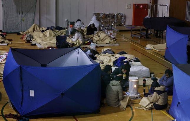 日本で元旦に強い地震が発生：多くの建物が倒壊、6人が死亡 写真4