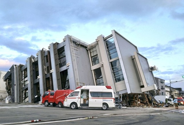 日本で元旦に強い地震が発生：多くの建物が倒壊、6人が死亡 写真7