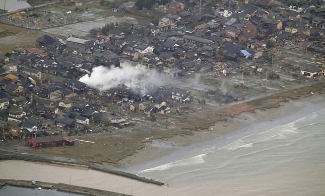 日本で元旦に強い地震が発生：多くの建物が倒壊、6人が死亡 写真5