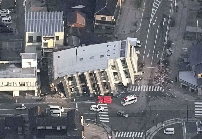 日本で元旦に強い地震が発生：多くの建物が倒壊、6人が死亡 写真6