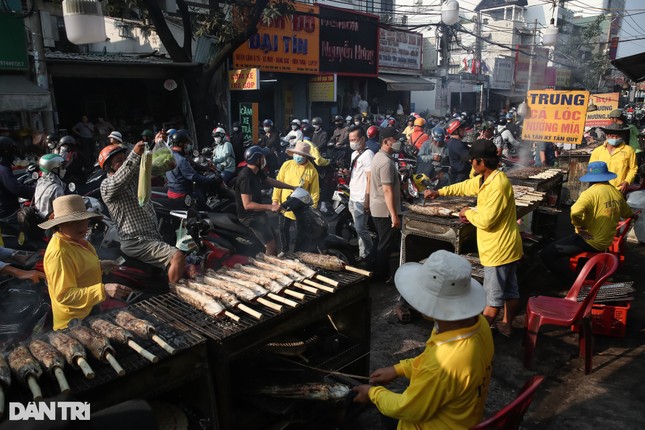 'Phố cá lóc nướng' ở TPHCM kẹt cứng trong ngày vía Thần tài ảnh 4