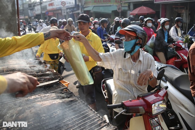 'Phố cá lóc nướng' ở TPHCM kẹt cứng trong ngày vía Thần tài ảnh 5